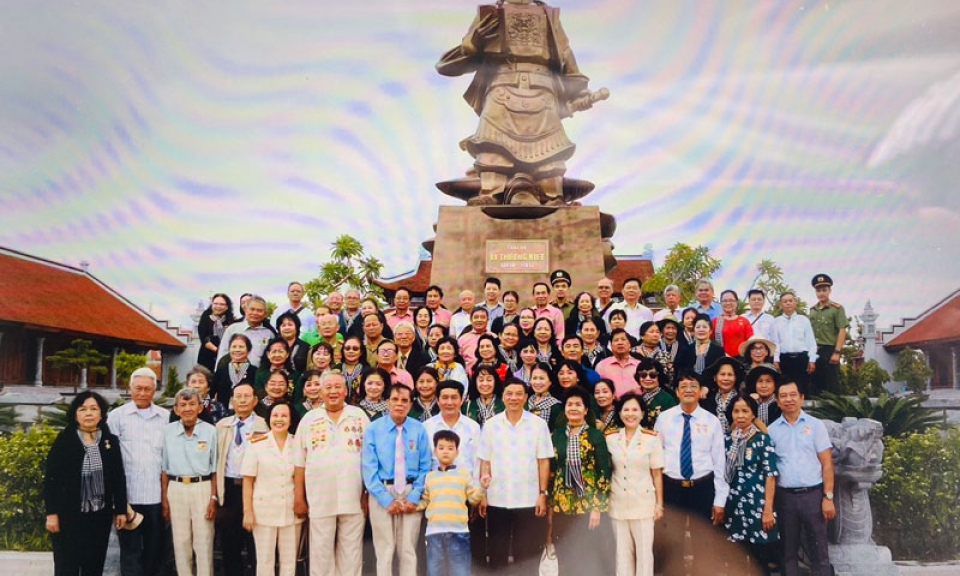 Nơi thắm đỏ nghĩa tình
