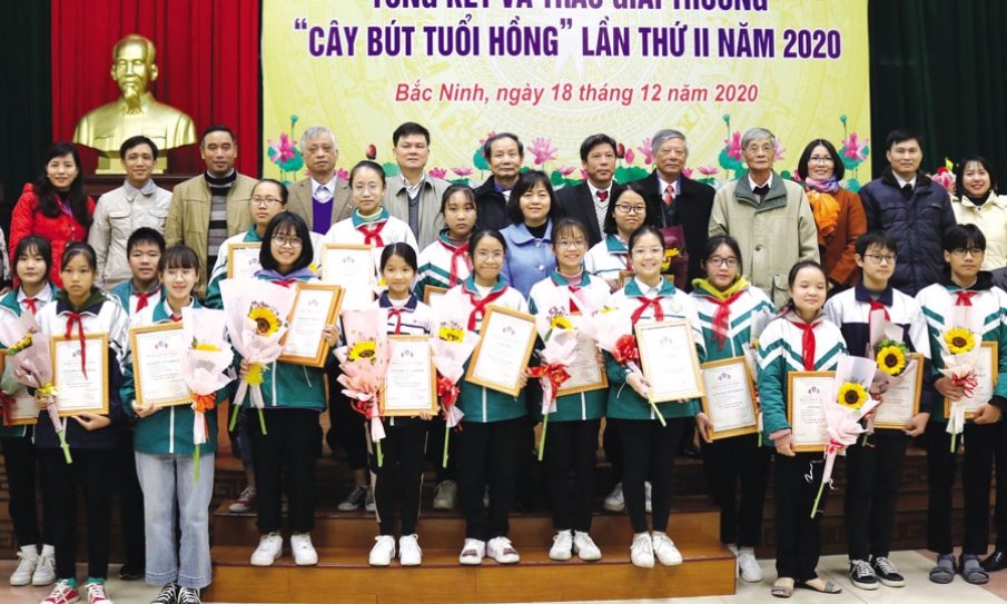 Cây bút tuổi hồng