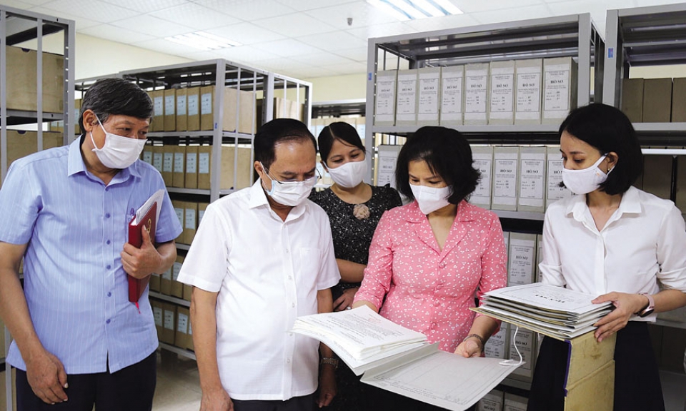 Chủ tịch UBND tỉnh Nguyễn Hương Giang dự sinh hoạt tại Chi bộ Trung tâm Lưu trữ lịch sử, Đảng bộ Sở Nội vụ