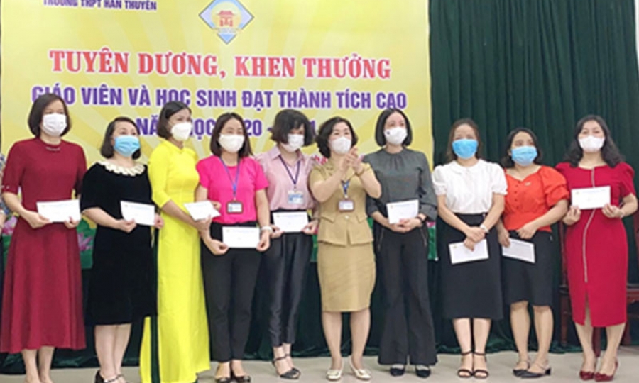 Trường THPT Hàn Thuyên tuyên dương giáo viên, học sinh xuất sắc