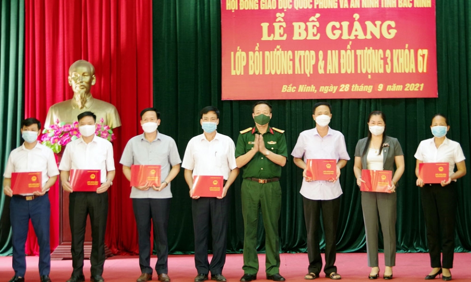 Bế giảng lớp bồi dưỡng kiến thức quốc phòng và an ninh