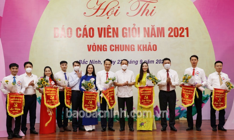 Chung khảo Hội thi Báo cáo viên giỏi năm 2021 Đảng bộ Khối CCQ&DN tỉnh