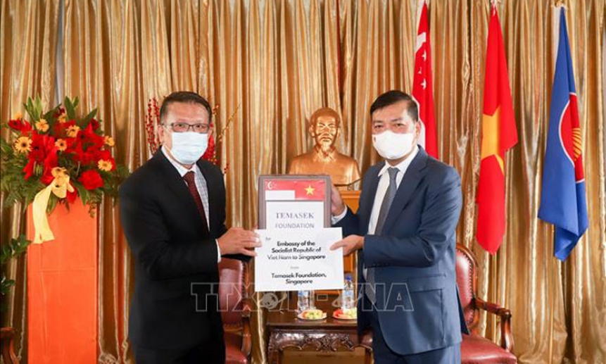 Quỹ Temasek tặng Việt Nam máy trợ thở và thiết bị bảo hộ chống dịch