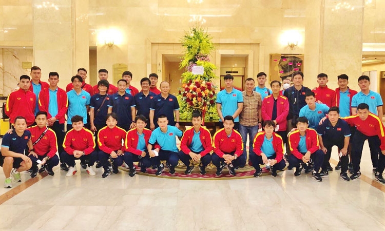 Chủ tịch nước Nguyễn Xuân Phúc gửi hoa động viên đội tuyển Việt Nam