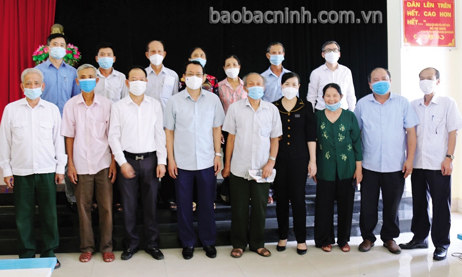 Các đồng chí Thường trực Tỉnh ủy dự sinh hoạt chi bộ tại cơ sở