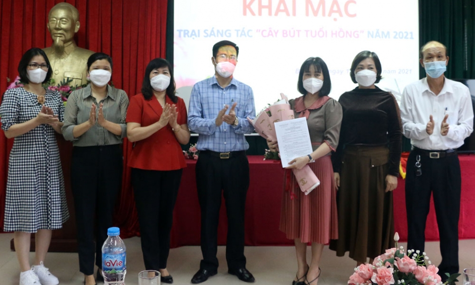 30 học sinh tham gia trại sáng tác “Cây bút tuổi hồng”