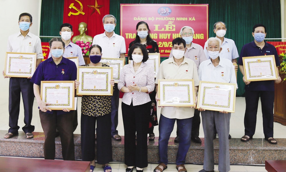 Tấm Huy hiệu Đảng và trách nhiệm nêu gương