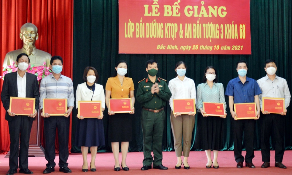 Bế giảng lớp bồi dưỡng kiến thức quốc phòng, an ninh đối tượng 3, khóa 68