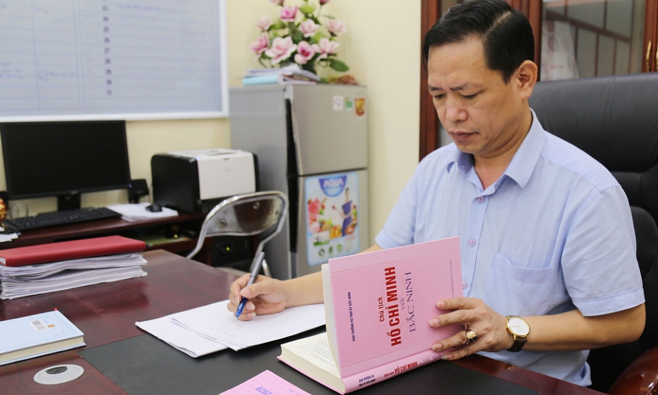 Bí thư Đảng ủy xã Tân Chi  đưa Nghị quyết vào cuộc sống bằng thơ ca
