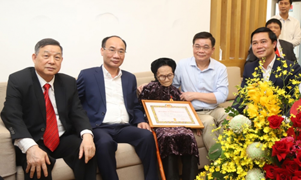 Trao huy hiệu 75 năm tuổi đảng cho đảng viên Phan Thị Châm