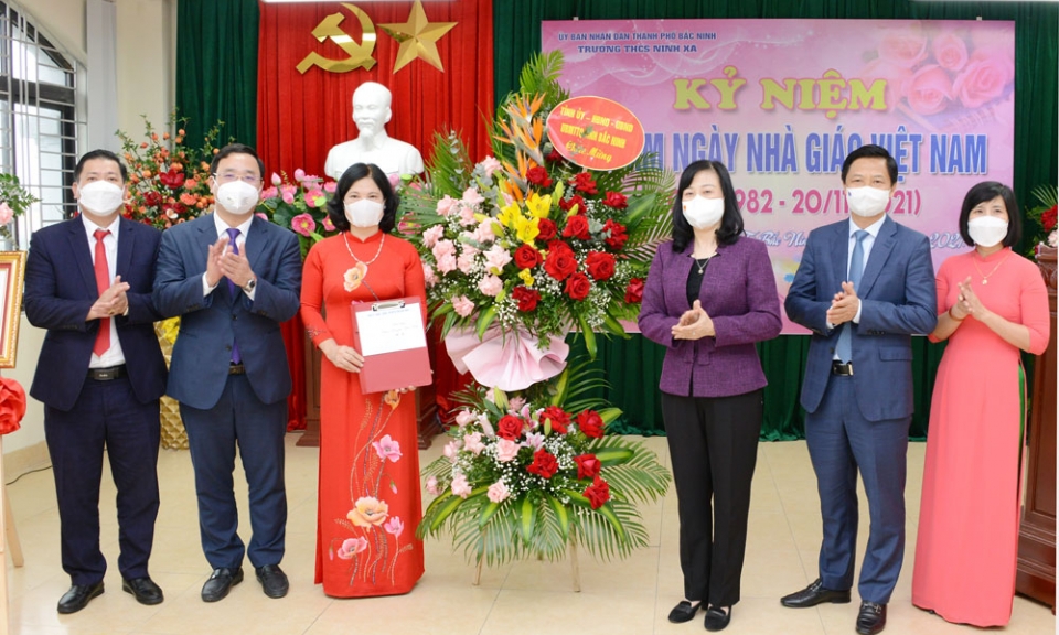 Bí thư Tỉnh uỷ Đào Hồng Lan thăm, chúc mừng ngày Nhà giáo Việt Nam 20-11