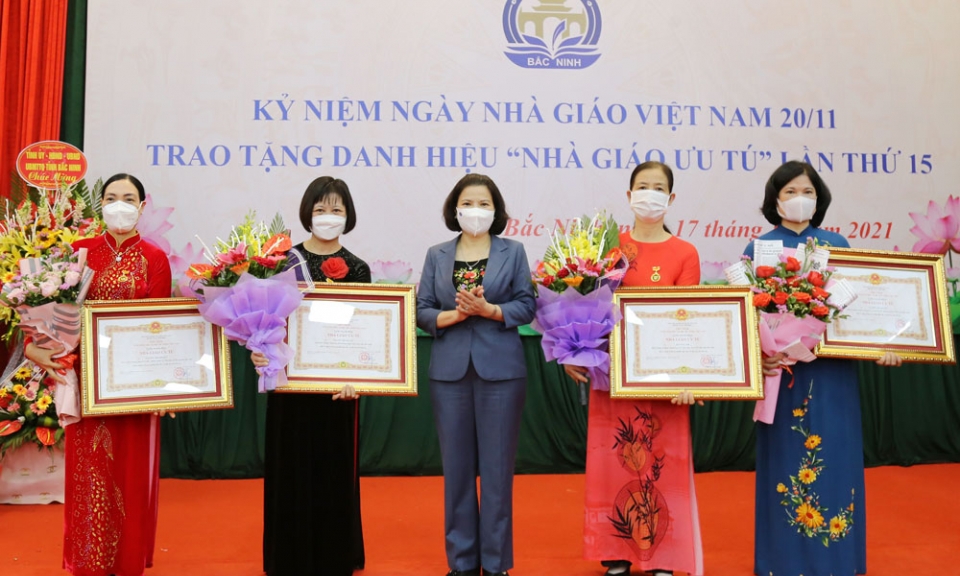 Chủ tịch UBND tỉnh Nguyễn Hương Giang dự Lễ kỷ niệm Ngày Nhà giáo Việt Nam 20-11