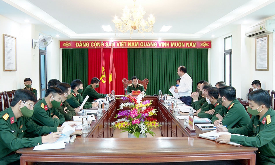 Tư lệnh Quân khu 1 làm việc với Ban CHQS thành phố Từ Sơn