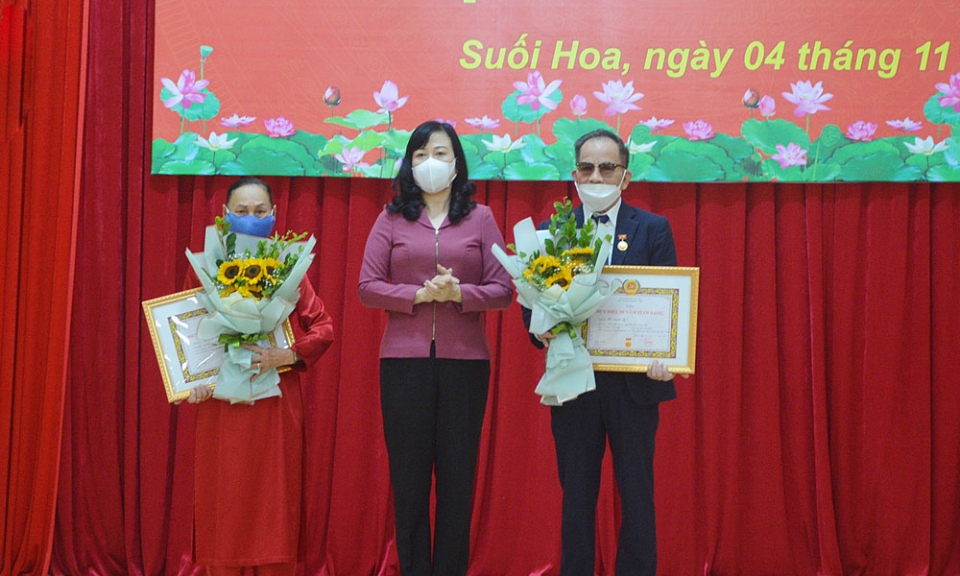 Bí thư Tỉnh ủy Đào Hồng Lan dự, trao tặng Huy hiệu Đảng tại Đảng bộ phường Suối Hoa