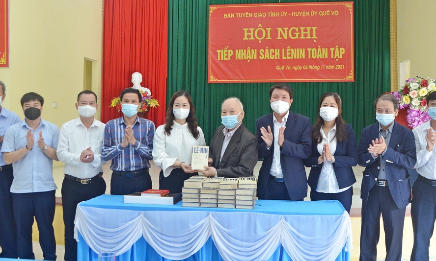 Tiếp nhận sách Lê-nin toàn tập