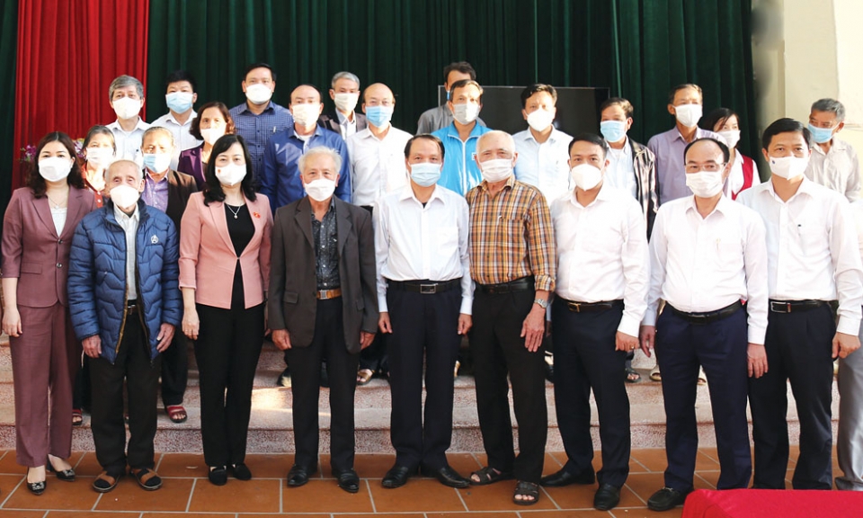 Các đồng chí Thường trực Tỉnh ủy dự, trao tặng  Huy hiệu Đảng và sinh hoạt Chi bộ tại cơ sở