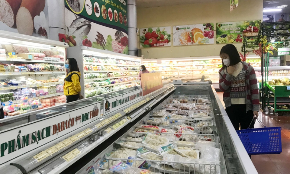 Dự trữ hàng tết-Doanh nghiệp chủ động,  tiểu thương dè dặt