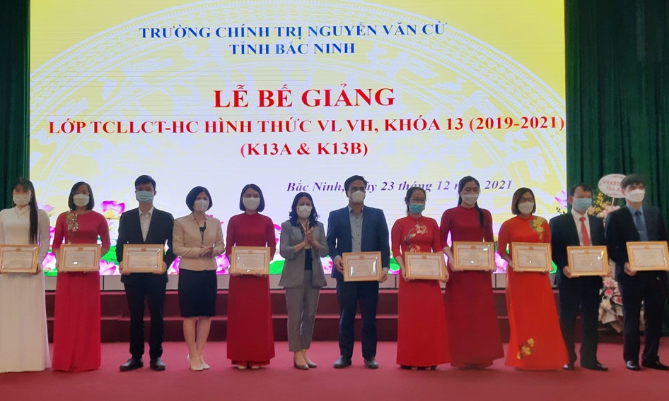 Bế giảng lớp Trung cấp lý luận chính trị - Hành chính khóa 13 (2019- 2021)