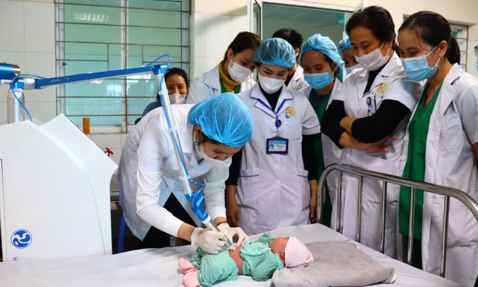 Bệnh viện Sản - Nhi Bắc Ninh triển khai các kỹ thuật điều trị vết thương bằng máy phát tia Plasma lạnh