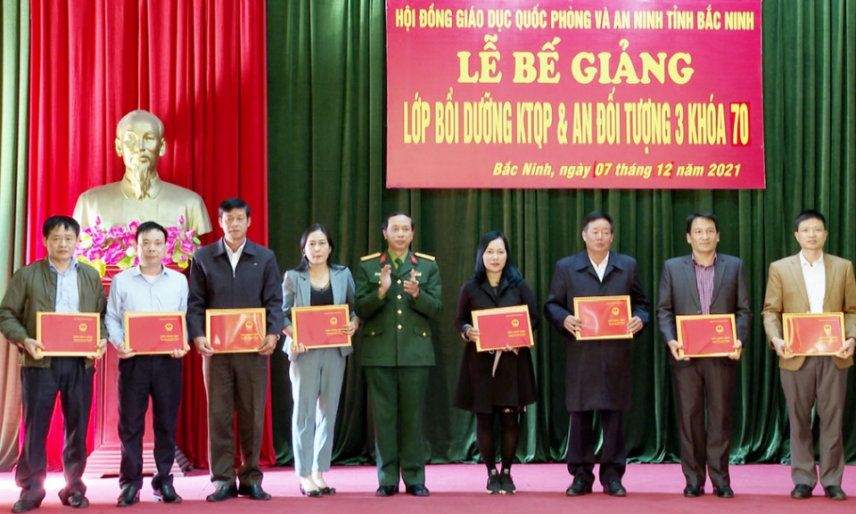 Bế giảng lớp bồi dưỡng kiến thức quốc phòng và an ninh đối tượng 3, khóa 70