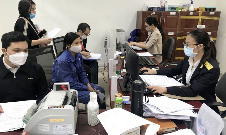 Lượng ô tô đăng ký nộp lệ phí trước bạ tăng đột biến