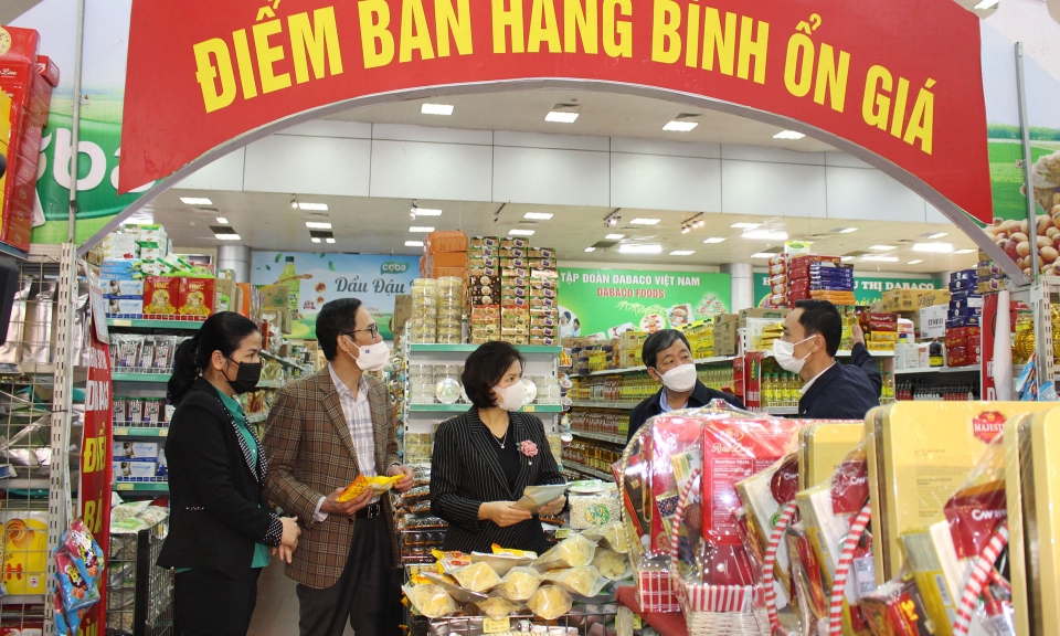 Chủ tịch UBND tỉnh Nguyễn Hương Giang kiểm tra các điểm bán hàng bình ổn giá phục vụ Tết Nguyên đán
