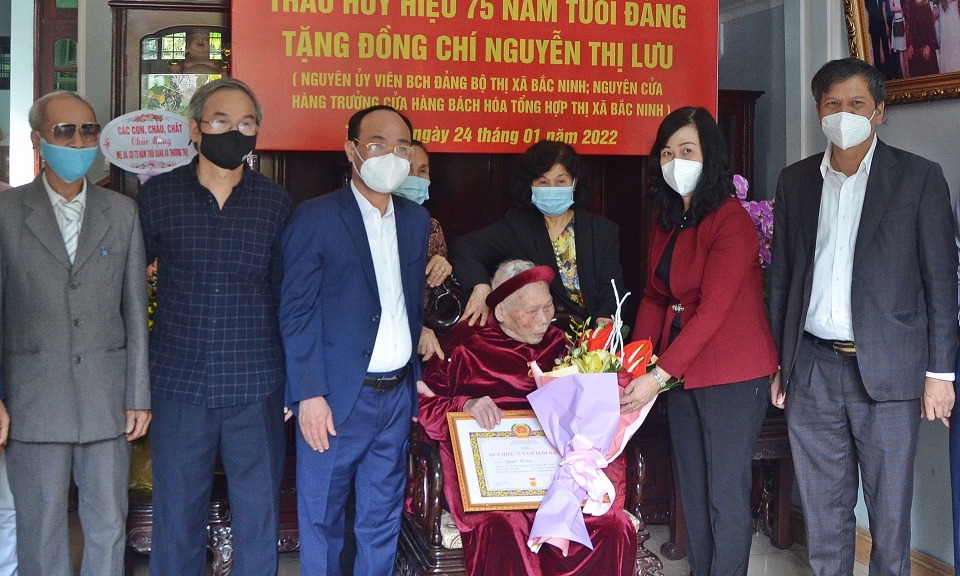 Các đồng chí Thường trực Tỉnh ủy trao Huy hiệu Đảng đợt 3-2