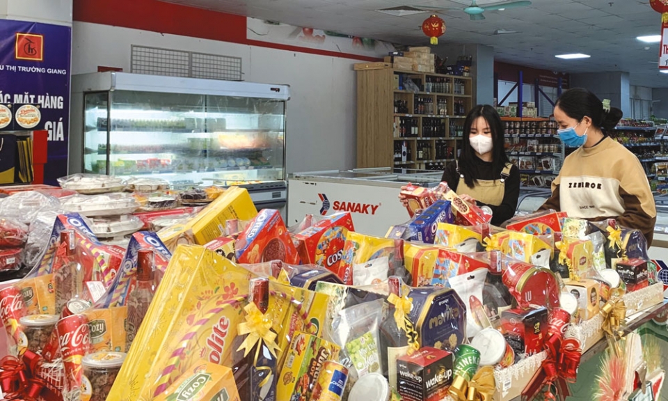 Hàng Tết vào vụ, giá tăng nhẹ