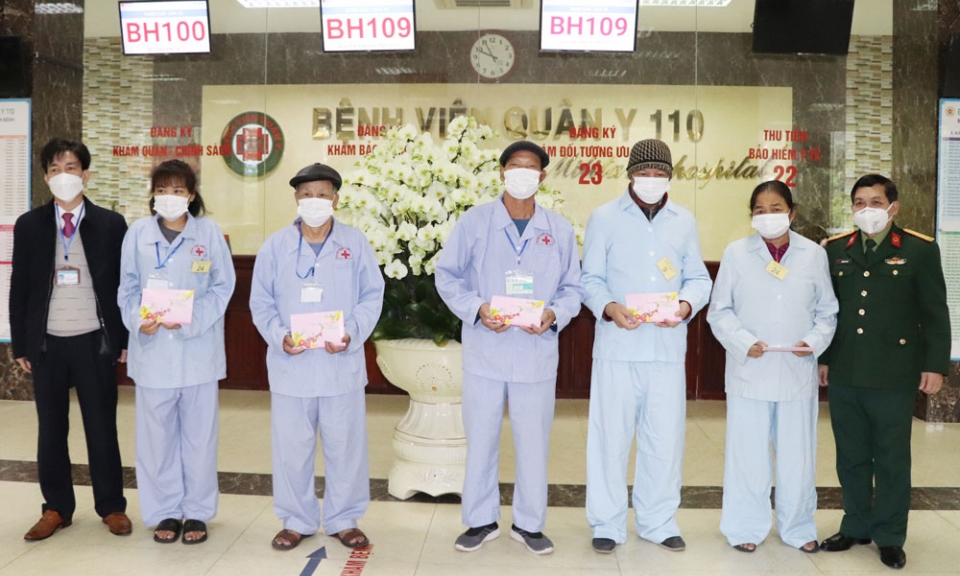 Tặng thẻ BHYT và quà Tết cho bệnh nhân và người dân hoàn cảnh khó khăn