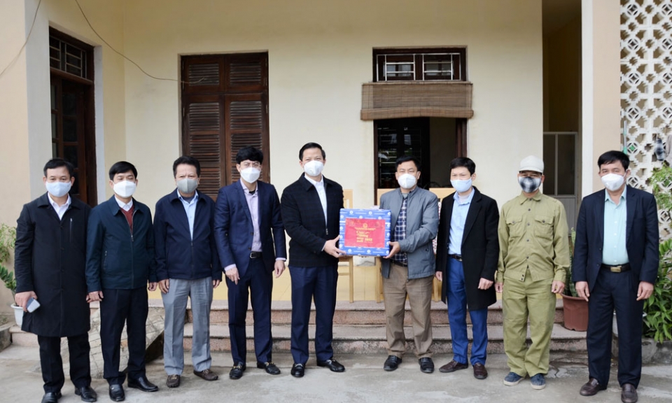 Phó Chủ tịch Thường trực UBND tỉnh Vương Quốc Tuấn thăm, chúc Tết cán bộ, công nhân viên Trạm bơm Lương Tân