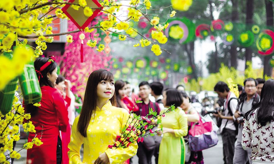 Xuân ấm... nửa vành môi