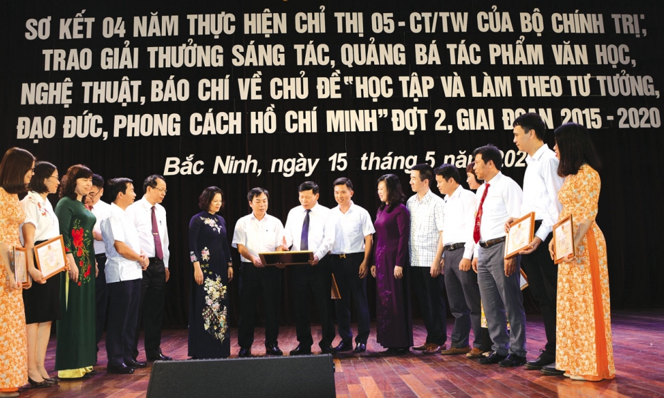 Nhớ lời Bác dạy về đoàn kết và thi đua
