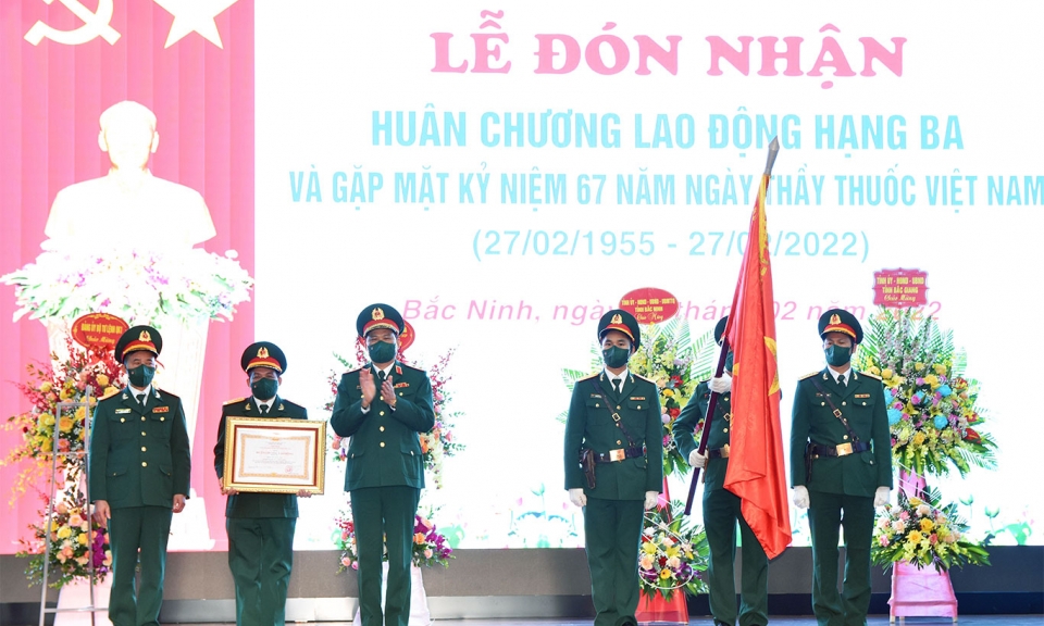 Bệnh viện Quân y 110 đón nhận Huân chương Lao động hạng Ba