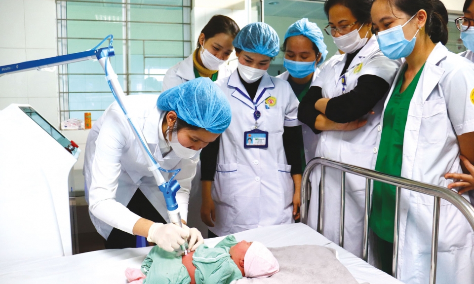 Ứng phó linh hoạt với đại dịch,  bảo đảm công tác chăm sóc  sức khoẻ toàn diện cho nhân dân