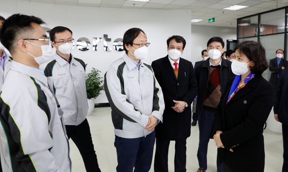 Chủ tịch UBND tỉnh Nguyễn Hương Giang  kiểm tra sản xuất và giải quyết kiến nghị của doanh nghiệp