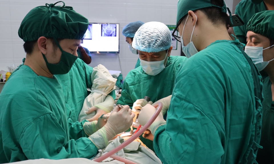 Trung tâm Y tế thành phố Từ Sơn tiếp nhận chuyển giao kỹ thuật thay khớp háng