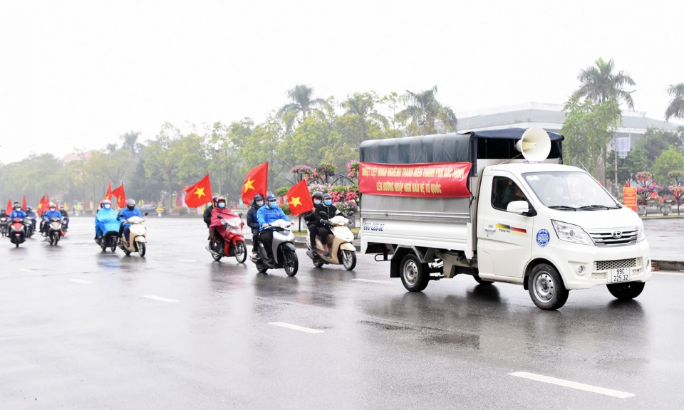 Tuyên truyền lưu động động viên công dân nhập ngũ