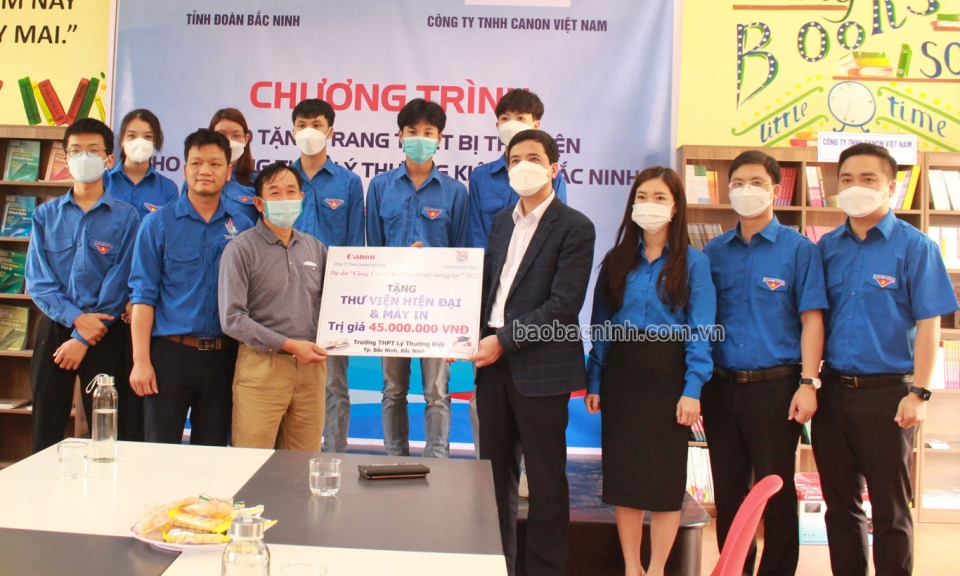 Tặng thiết bị cho thư viện Trường THPT Lý Thường Kiệt