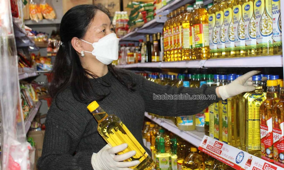 Hàng hóa tăng giá, người dân  thắt chặt chi tiêu