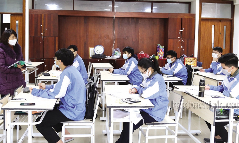 Nữ cán bộ, nhà giáo thi đua  “Giỏi việc trường, đảm việc nhà”