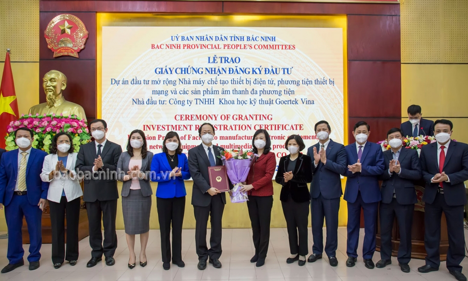 Trao Giấy chứng nhận đầu tư Dự án mở rộng cho Công ty TNHH Khoa học kỹ thuật Goertek-Vina
