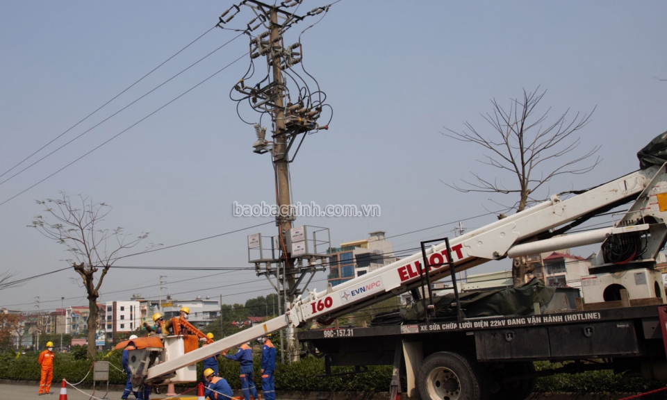 Cùng ngành Điện vượt qua mùa nắng nóng