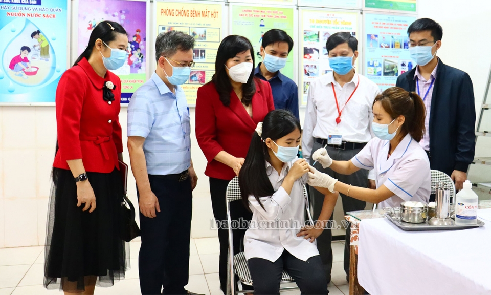 Kiểm tra các điểm tiêm vắc-xin phòng COVID-19 cho học sinh