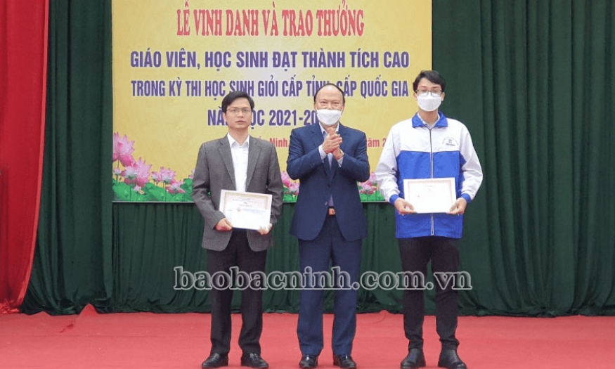 Trường THPT Hàn Thuyên tuyên dương giáo viên, học sinh tiêu biểu năm học 2021-2022