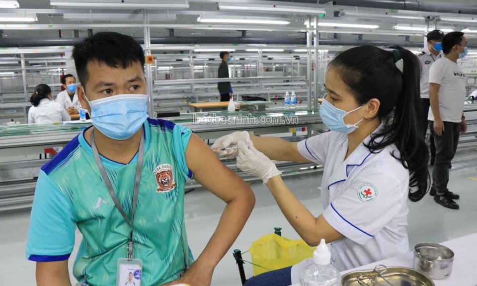 Tập huấn, tuyên truyền công tác quản lý trật tự xây dựng trong KCN và tiêm vắc-xin cho người lao động