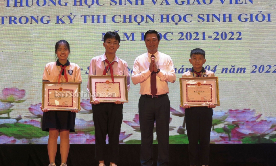 Thành phố Từ Sơn khen thưởng học sinh và giáo viên đạt thành tích cao