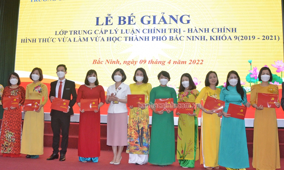 Bế giảng lớp Trung cấp Lý luận Chính trị - Hành chính