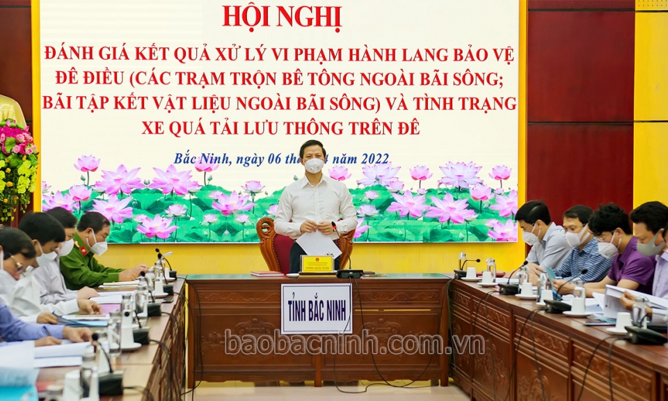 Xử lý dứt điểm các trạm trộn bê tông, bãi tập kết cát sỏi vi phạm, tình trạng xe quá tải lưu thông trên đê