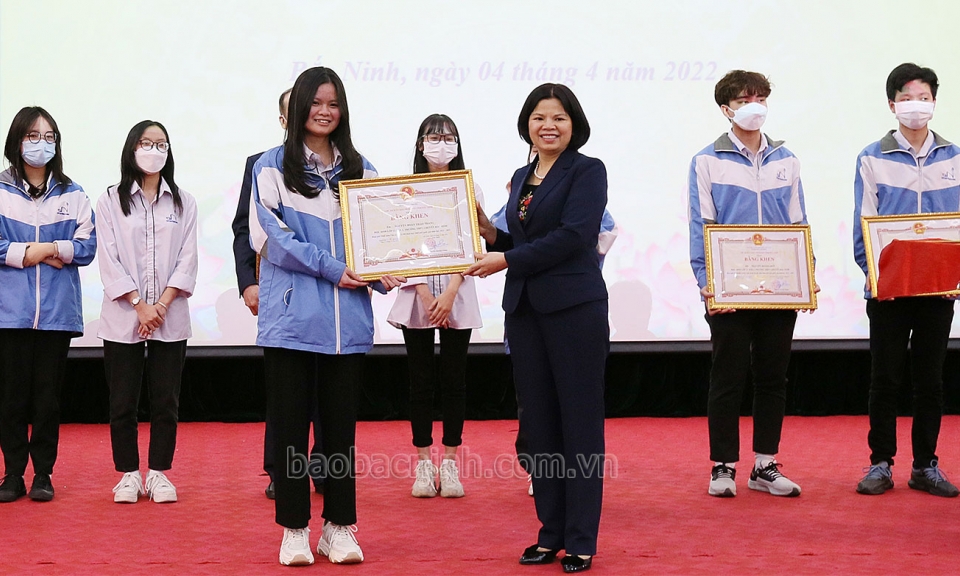 Chủ tịch UBND tỉnh khen thưởng giáo viên bồi dưỡng và học sinh thi học sinh giỏi Quốc gia năm học 2021-2022