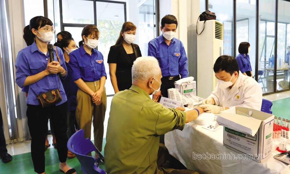 Thầy thuốc trẻ làm theo lời Bác